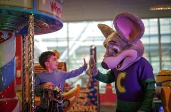 CMR entrega 40% de descuento en Chuck E. Cheese al cargar minutos