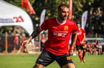 Llegó como estrella al fútbol chileno, dejó de ser citado y piden su salida: “Apuntar a un solo jugador no es bueno”