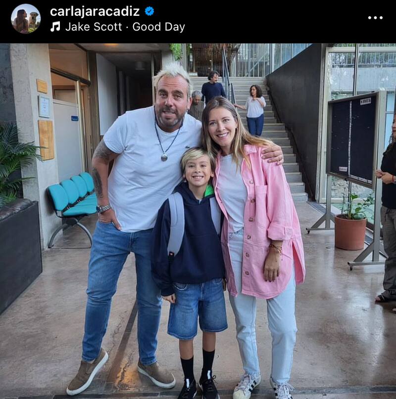 Carla Jara y Francisco Kaminski junto a su hijo.