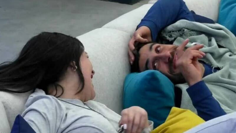 Karina Jerez y Pedro Astorga protagonizaron intenso coqueteo. Créditos: CHV