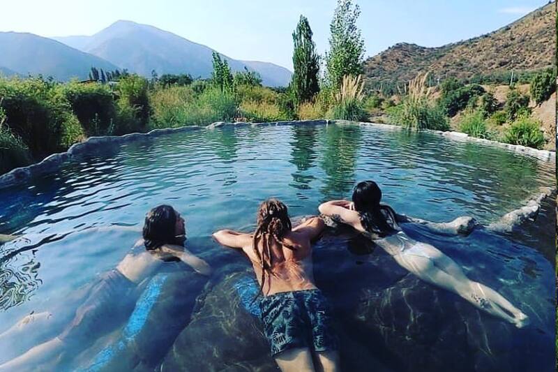 Zonas de camping con mesas, parrillas y sombra para una experiencia cómoda y agradable.