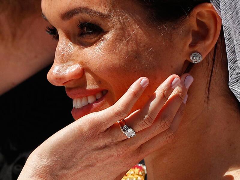 lució su anillo en nueva foto.