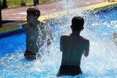 Municipalidad de San Bernardo ofrece talleres de natación gratuitos este verano: Así puedes participar