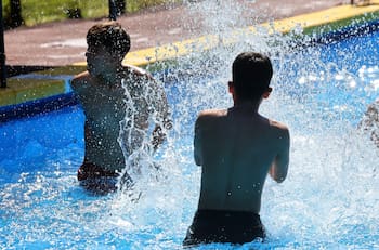 Municipalidad de San Bernardo ofrece talleres de natación gratuitos este verano: Así puedes participar