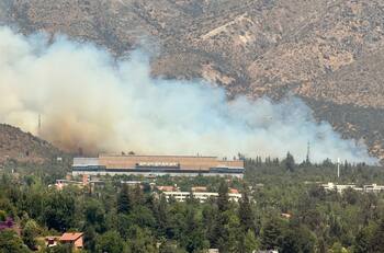 IMÁGENES | Muy cerca del Claro Arena: gran incendio forestal afecta a San Carlos de Apoquindo