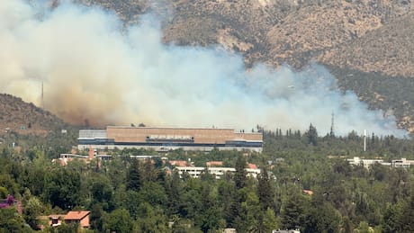IMÁGENES | Muy cerca del Claro Arena: gran incendio forestal afecta a San Carlos de Apoquindo