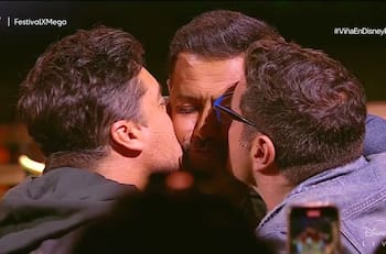 VIDEO | El “beso de a tres” de Pancho Saavedra, Jorge Zabaleta y Pedro Ruminot en el Festival de Viña 2025
