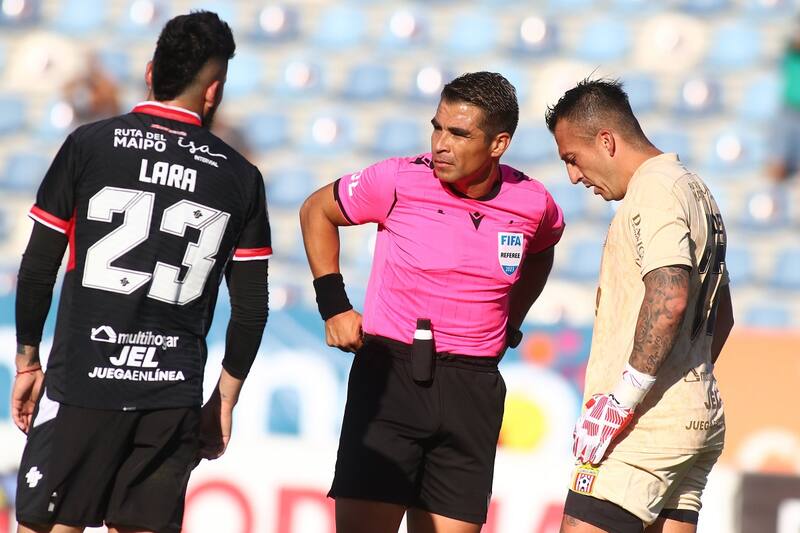 El árbitro tuvo un polémico desempeño en el empate entre O'Higgins y Curicó Unido.
Jorge Loyola/Photosport