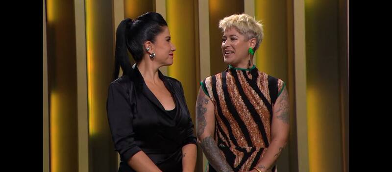 La amigas le prestaron apoyo a Mon Laferte.