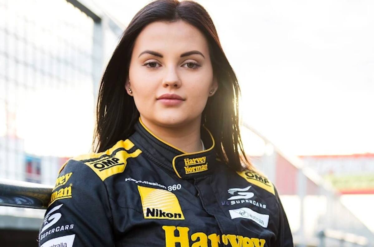Piloto australiana dejó su carrera para dedicarse al mundo del entretenimiento para adultos
