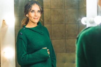 Con un gran escote y mostrando su embarazo: María Luisa Godoy lució elegante look en la final de “Talento Rojo”