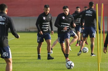 Pasó por La Roja, rescindió en Argentina y su futuro quedó en el aire: “Estamos barajando volver a Chile”