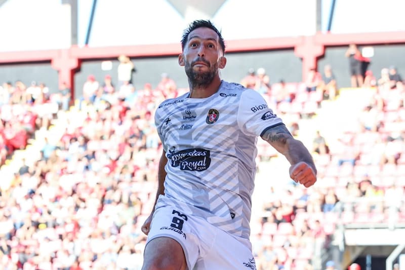 Gonzalo Sosa, delantero de los Tomateros, en el duelo ante Ñublense. Foto: Instagram de Deportes Limache.