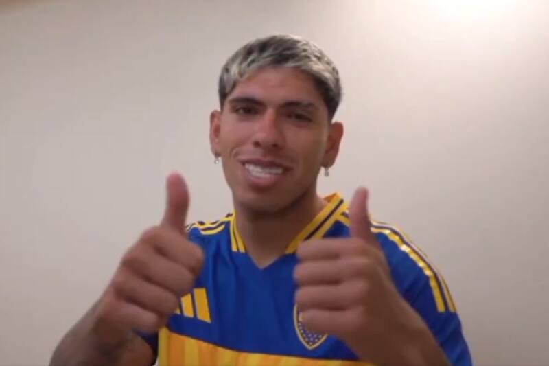 con la camiseta de Boca Juniors.