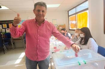 Gonzalo de la Carrera subió una foto de su voto a Twitter: Diputado borró el tuit y aceptó su error