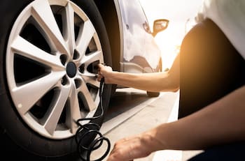 ¿Cómo saber cuál es la presión que necesitan los neumáticos de un auto?