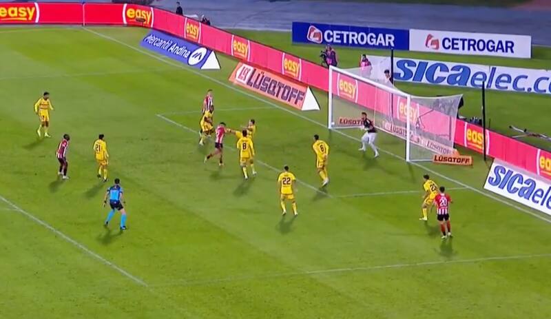 Uno de los viejos anhelos de la U cometió una infracción que marcó la eliminación de Boca Juniors.