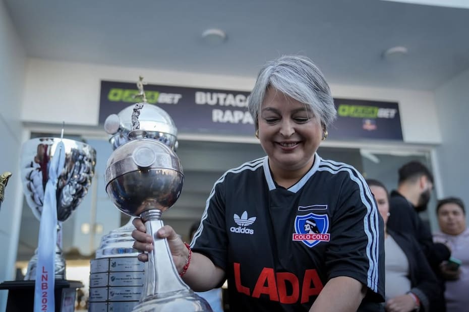 La candidata con la camiseta de Colo Colo.