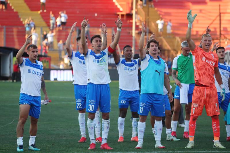 Los Cruzados celebrando el triunfo sobre Audax italiano, en la primera fecha del Campeonato Nacional.