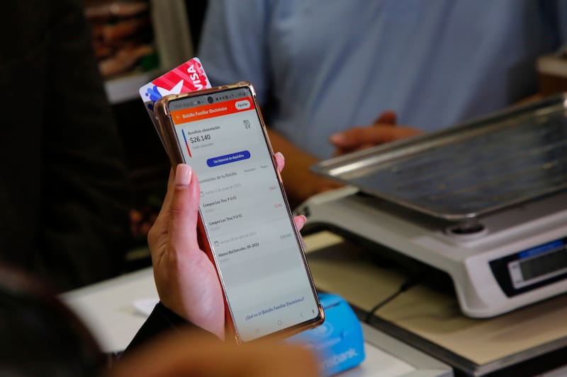 La tarjeta es una de las más utilizadas dentro del país por los pocos requisitos que se exigen para obtenerla. Créditos: Marcelo Hernandez/ Aton Chile.