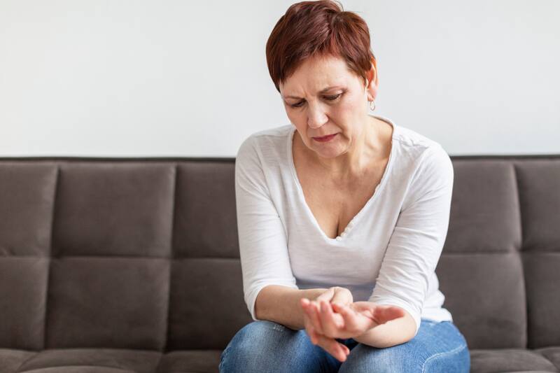 Si bien es más común que se presente en la adolescencia, este síntoma también se da en personas de todas las edades, y principalmente entre mujeres.