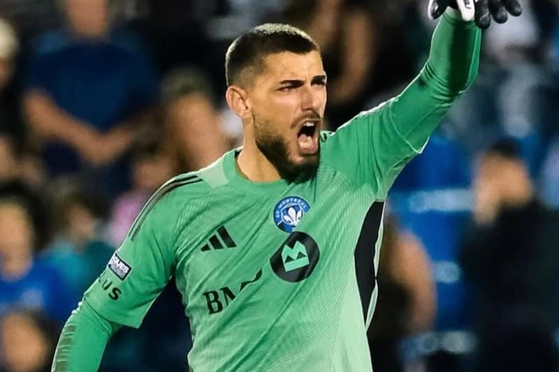 . Portero nacional, con la camiseta del Montreal.