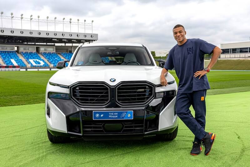 Kyllian Mbappé posando con su nuevo auto.