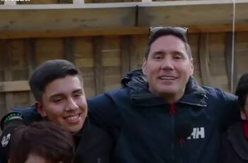 Pancho Saavedra y el equipo de "Lugares que hablan" entregaron millonario regalo a un joven carpintero