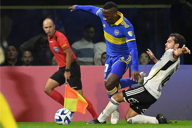 Luis Advíncula, jugando por Boca Juniors, ante Colo Colo en la fase de Grupos de la Libertadores 2023. Foto: Agencia Aton.