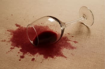 Esta es la forma más fácil de quitar las manchas de vino de tu mantel usando solo DOS ingredientes