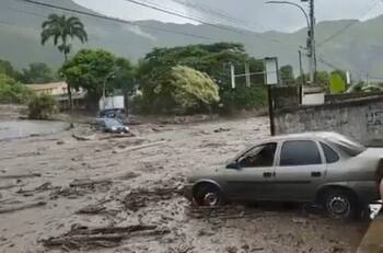 VIDEO | Fuerte aluvión arrasa con todo en Venezuela: Hay al menos 3 muertos y más de 12 desaparecidos