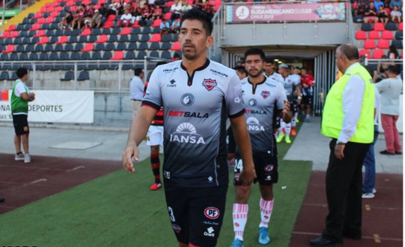 Jorge Ampuero defendiendo la camiseta de Ñublense en la temporada 2020.
