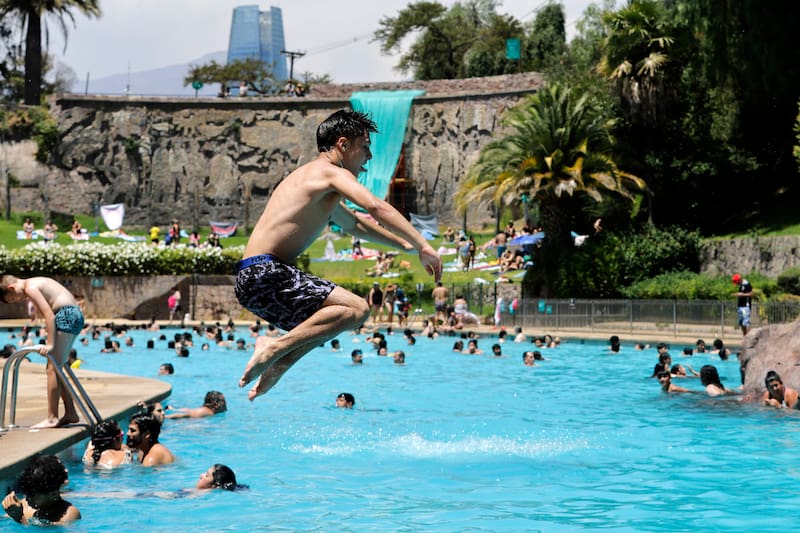 Con 82 metros de largo de agua fresca, el recinto es una parada obligatoria para pasar la ola de calor en la capital. Créditos: Javier Torres/Aton Chile.
