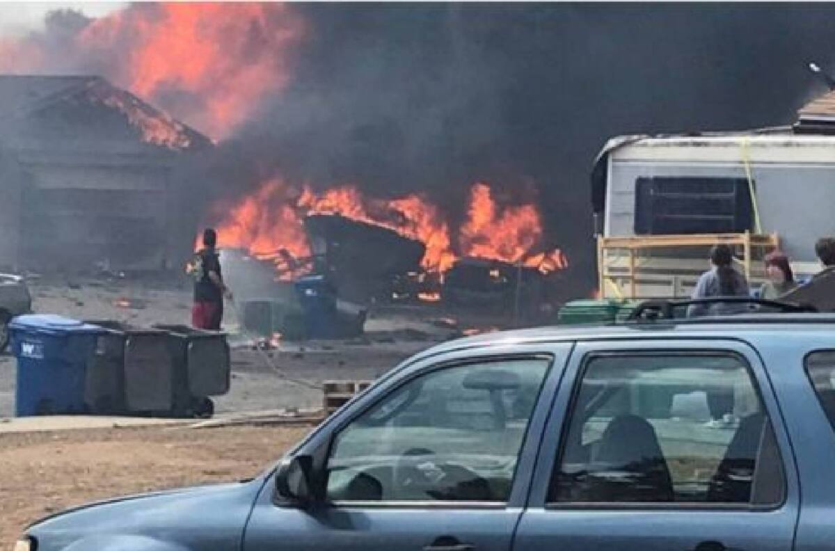 VIDEO I Tragedia: Avioneta se estrelló en un barrio y dejó dos personas muertas