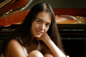 "El impacto en las personas me llena de felicidad": Mahani Teave, pianista clásica pascuense, aborda el éxito su disco que lideró Billboard