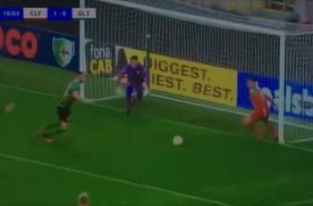 Uno de los bloopers del año: En Irlanda del Norte el defensa y el delantero intercambiaron roles