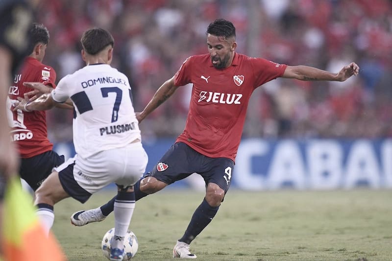 enfrentando a Gimnasia y Esgrima La Plata en la Liga Profesional de Argentina