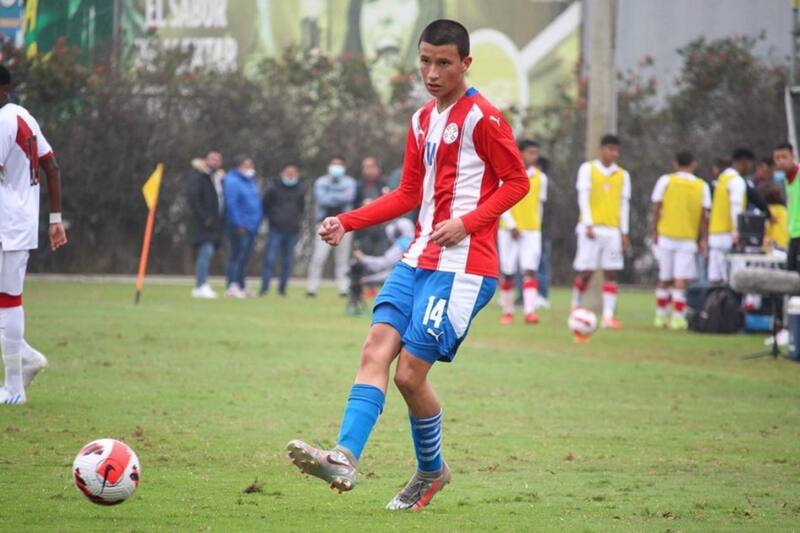 Con miras al futuro: la U ficha a prometedor jugador paraguayo.