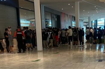 Jóvenes pasaron noche en baño de Mall Plaza Vespucio por venta de zapatillas