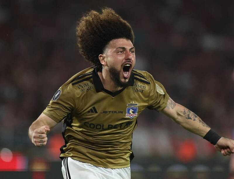 Maximiliano Falcón se rinde ante los hinchas de Colo Colo.