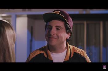 “Nos tiramos tallas a nosotros mismos”: Sebastián Badilla interpreta una versión de sí mismo en “Eternamente Adolescente”, su nueva película