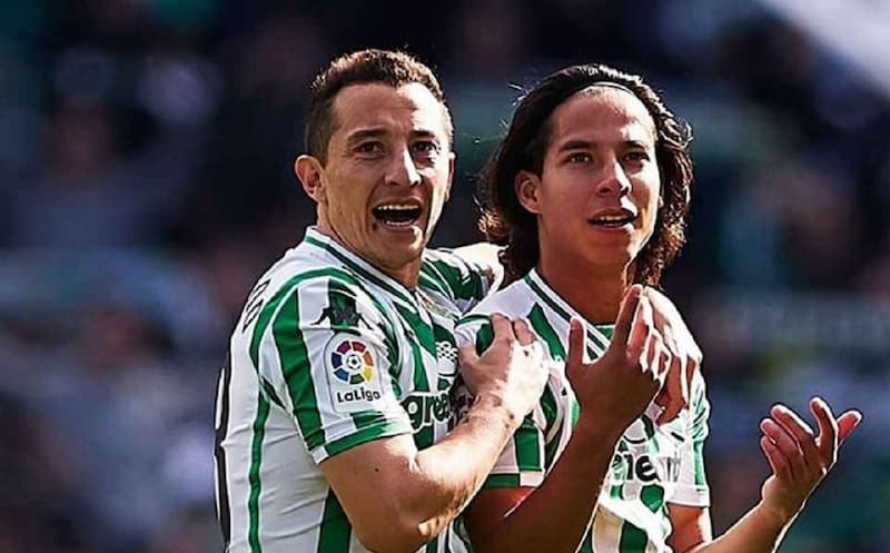 Andrés Guardado y Diego Laínez en el Betis.