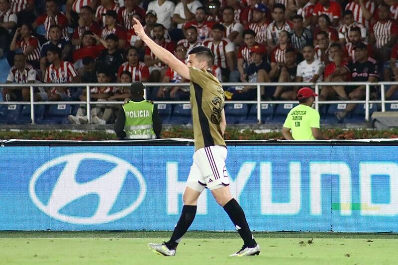 Mauricio Isla le puso el Roberto Carlos de Colo Colo. Foto: Aton.
