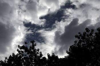 ¿Cómo va a estar el tiempo en Santiago hoy tras una madrugada con tormentas eléctricas?