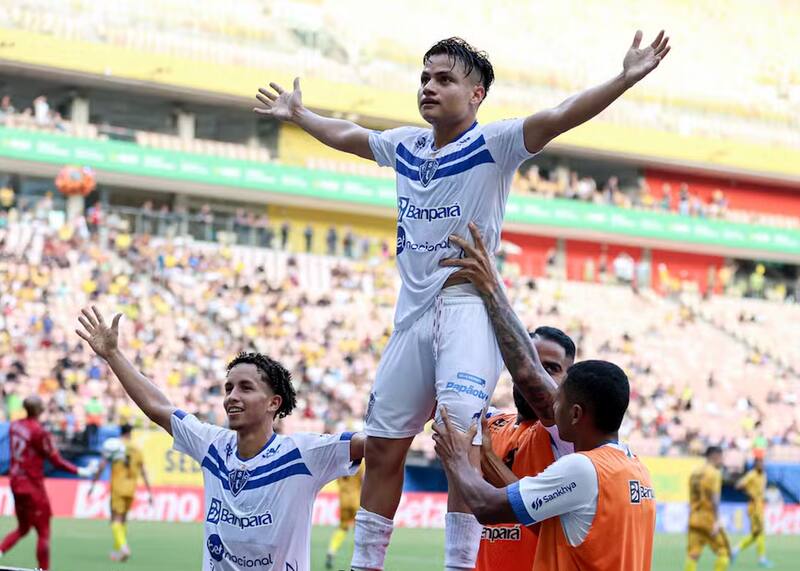 jugó 11 partidos solamente en Santiago Wanderers y ahora brilla en Brasil.