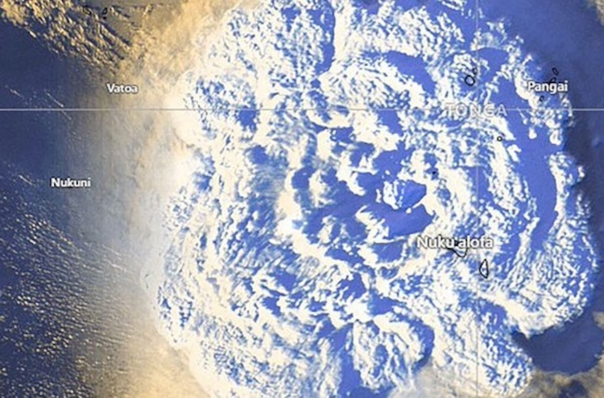 Videos | Así se vio desde la tierra y el espacio la explosión del volcán que generó alerta de tsunami en Chile