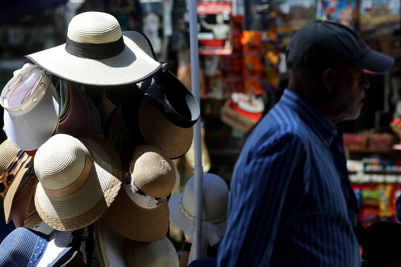 Este lunes, las máximas superarían los 37°C en algunas comunas de la capital. Créditos: Jonnathan Oyarzun/Aton Chile.