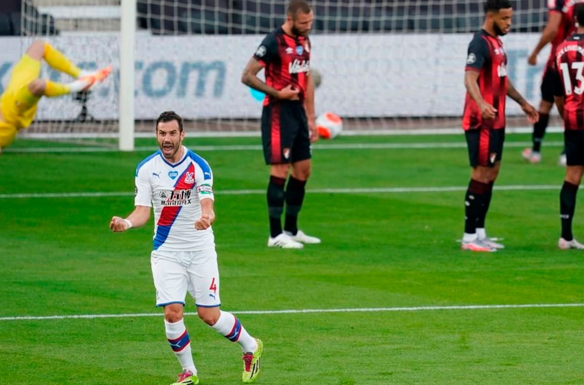 Con este impecable tiro libre Crystal Palace abrió el marcador ante Bournemouth