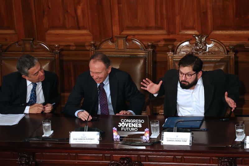 El Presidente Gabriel Boric, junto a la ministra de Ciencia, el presidente del Senado, el presidente de la Comisión Desafíos del Futuro del Senado, y el vicepresidente ejecutivo de la Fundación Encuentros del Futuro, participa de la inauguración del Congreso Jóvenes Futuro 2024. Créditos: ATON.