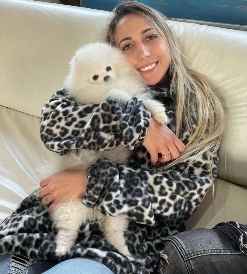 Rebeca Naranjo junto a su perrita, Coca. Créditos: Instagram.